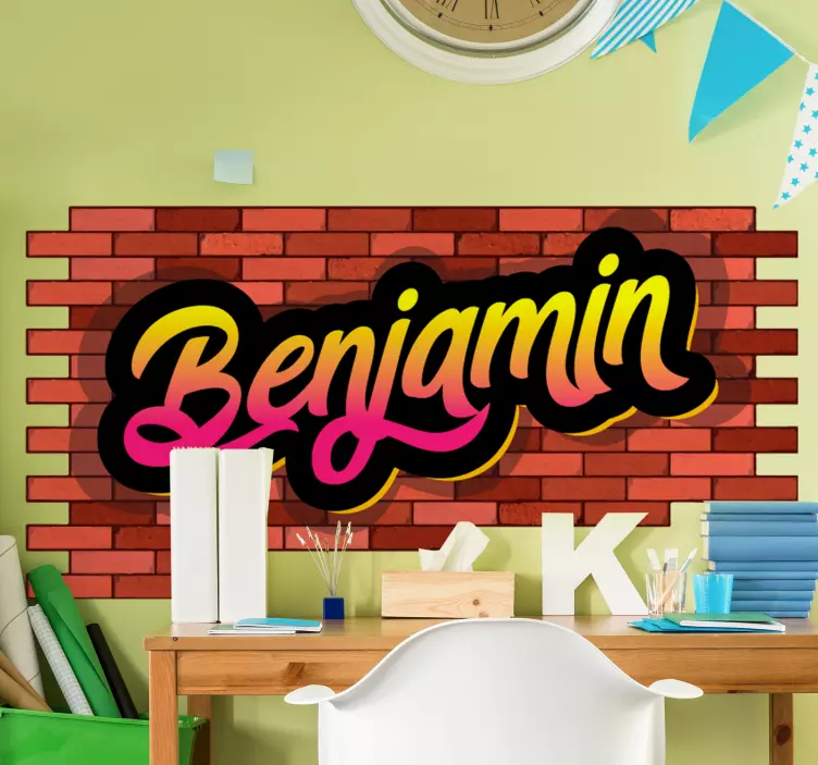 Vinis decorativos urbanos Parede de tijolos e graffiti de nome - TenStickers