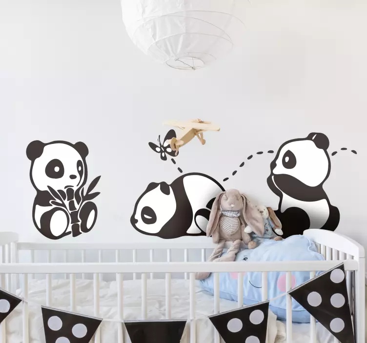 Vinis infantis Pandas a brincar com borboleta - TenStickers