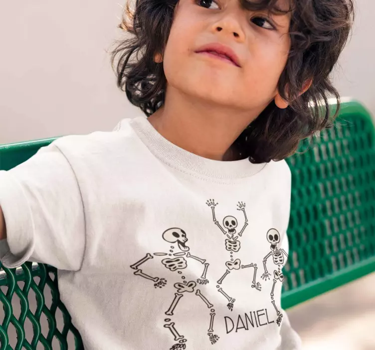 T-shirt infantil esqueletos assustadores com nome - TenStickers