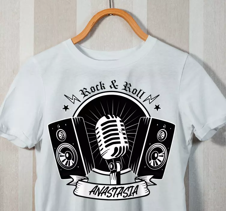 Microfone e alto-falante pretos com t-shirt com o nome da criança - TenStickers