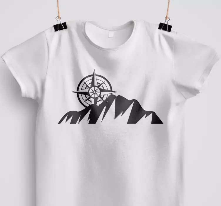 Montanhas com t-shirt personalizada de bússola - TenStickers