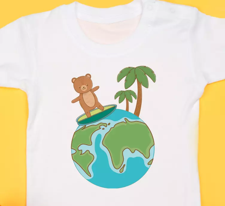 Ursinho de pelúcia globo surfando t-shirt para bebê - TenStickers