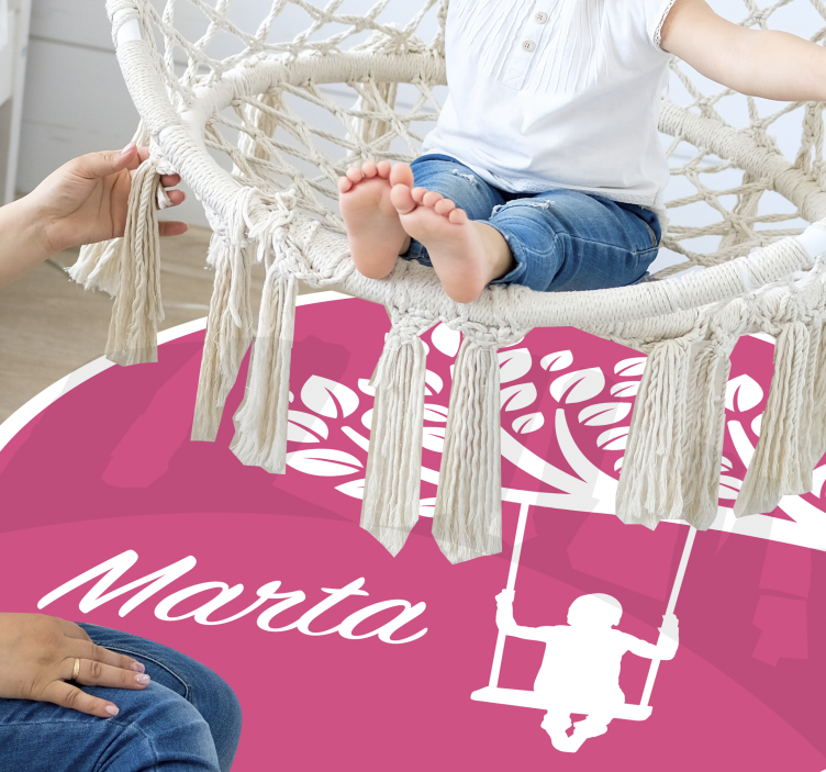Garota no balanço de fundo rosa infantil tapete de vinil - TenStickers