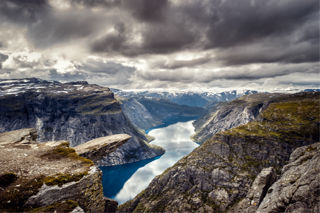 Tapete de vinil trolltunga norway nature - TenStickers
